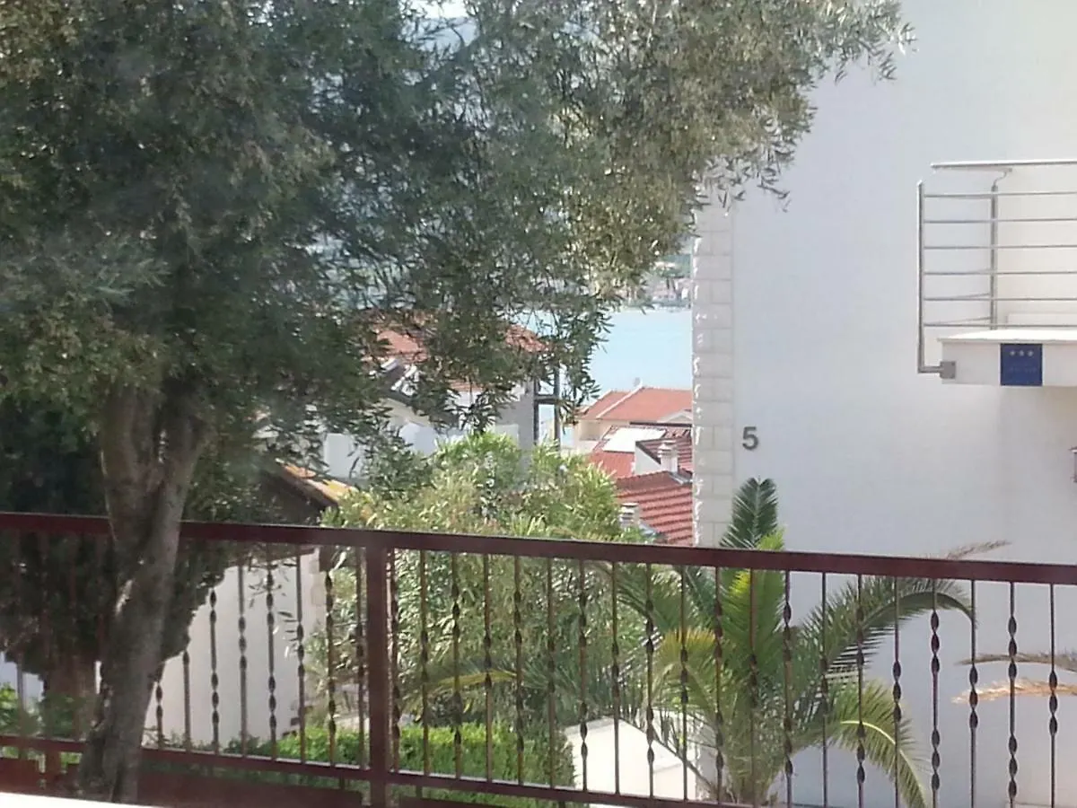 Apartment Lucky Star - 2 Bedroom, Sea View, Gated Yard, Free Parking, Bbq Trogir